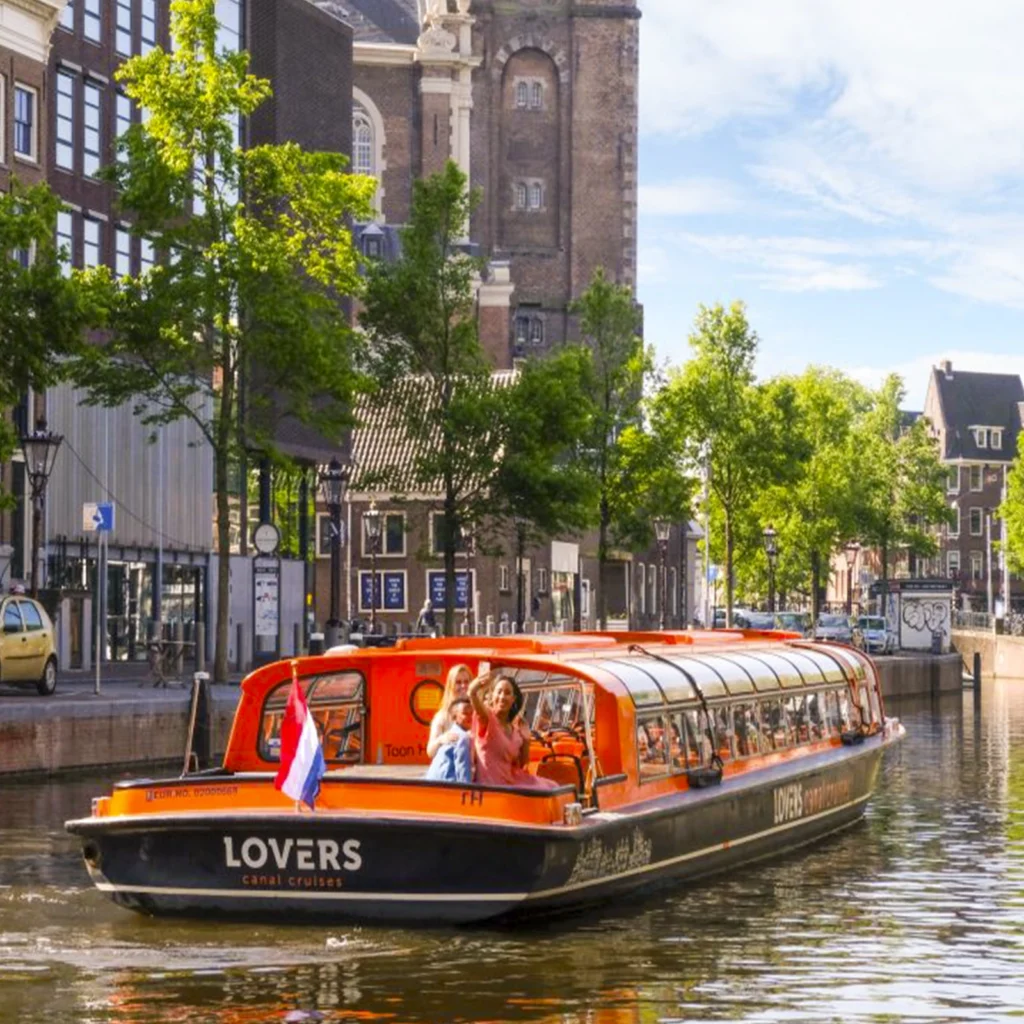rondvaart door amsterdam canal cruise in Amsterdam