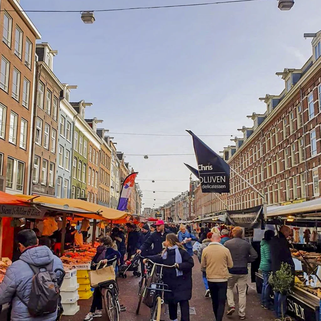 winkelen op de Albert Cuypmarkt in Amsterdam