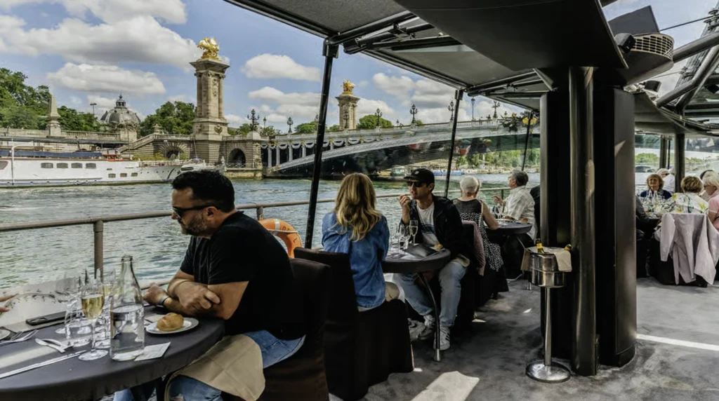 Bootstour auf der Seine mit Mittagessen