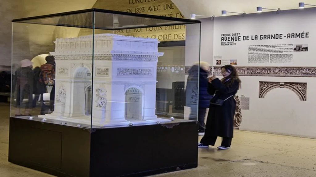 De eerste verdieping van de Arc de Triomphe in Parijs