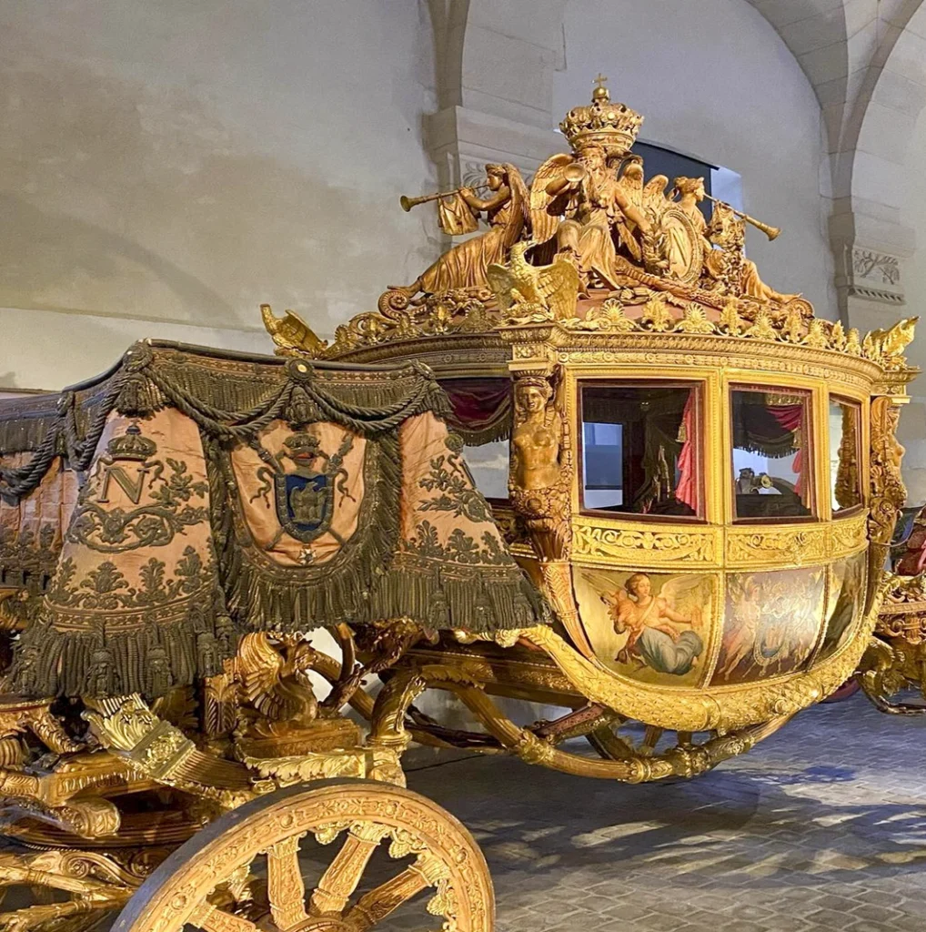 De paardenstallen en het koetsenmuseum in het Paleis van Versailles
