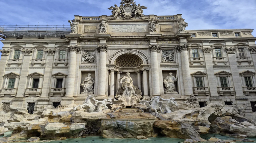 Statuen am Trevi-Brunnen in Rom