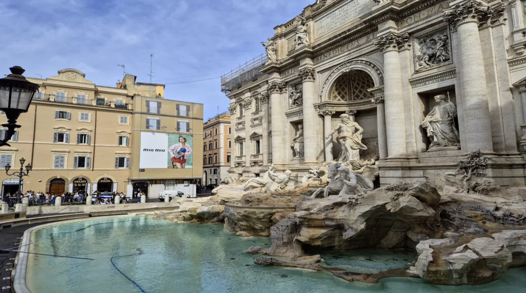 Trevi-Brunnen in Rom von der Seite
