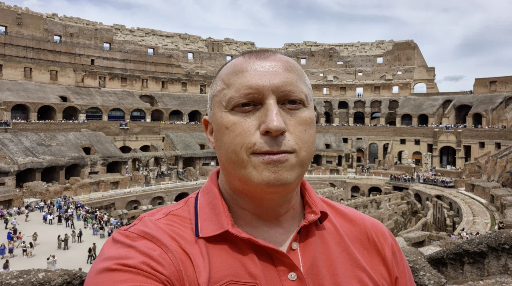 Edward tijdens een bezoek aan het Colosseum in Rome in 2025