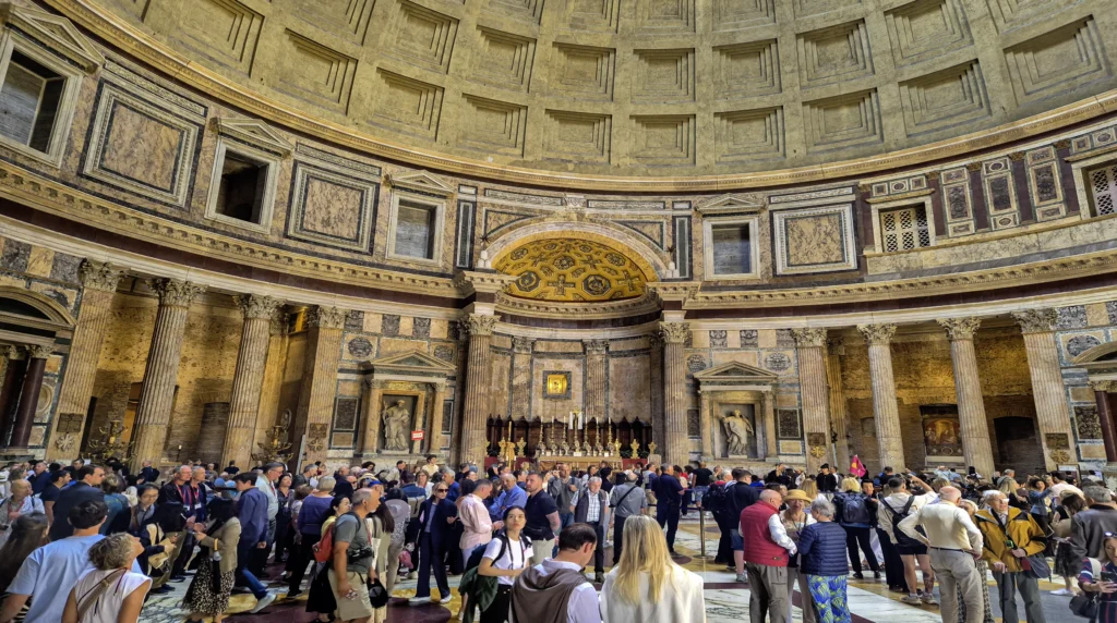 Het Pantheon in Rome van binnen-2025