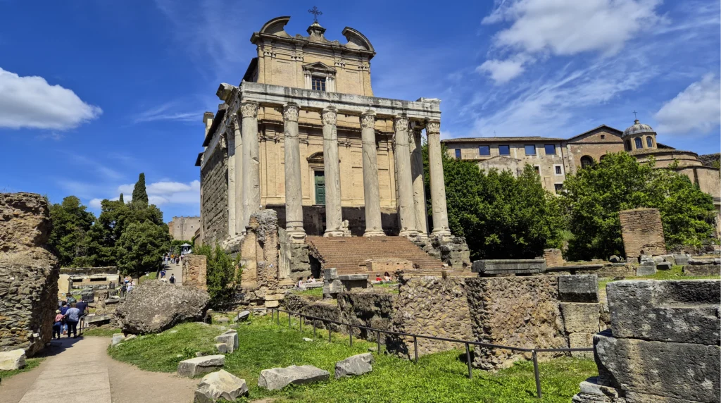 Tempel des Antoninus und der Faustina, Forum Romanum in Rom