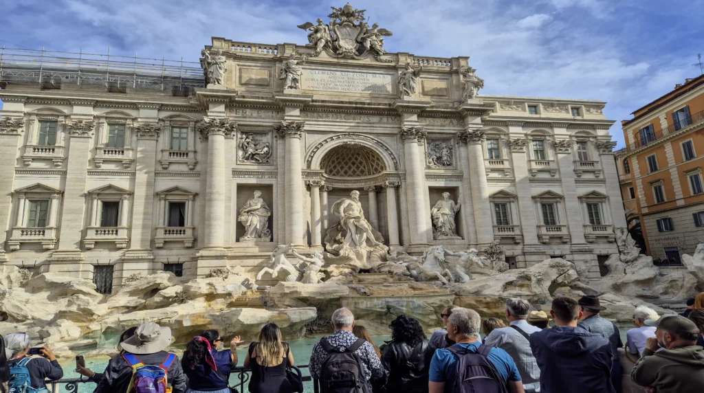 Den Trevi-Brunnen in Rom besuchen