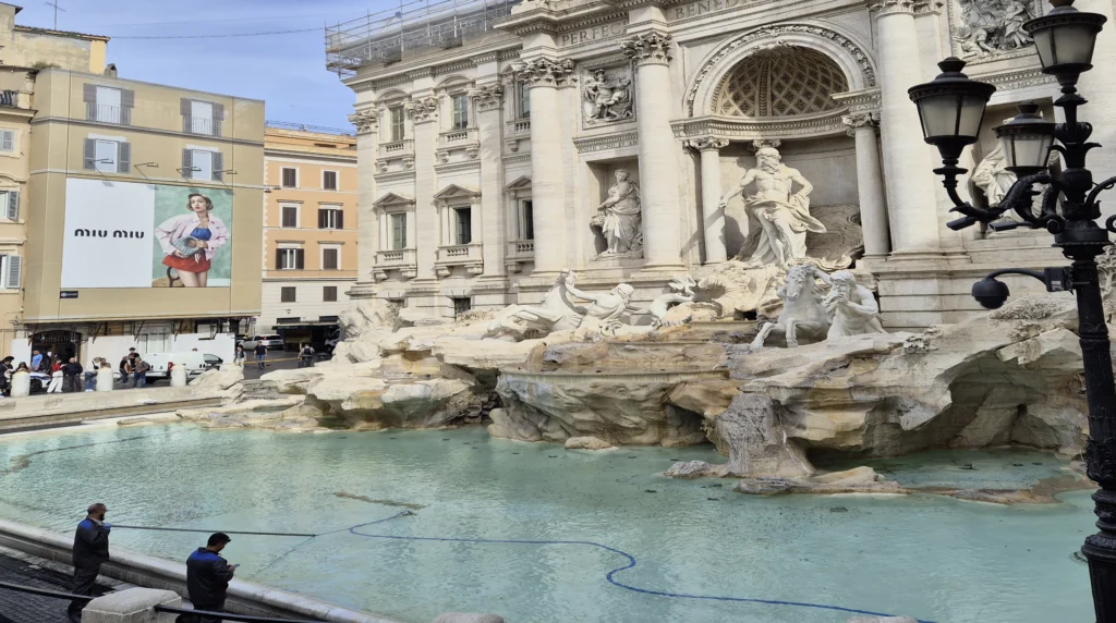 Wöchentliche Wartung des Trevi-Brunnens in Rom