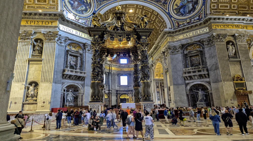 baldakijn van Bernini in de Sint-Pietersbasiliek in Rome