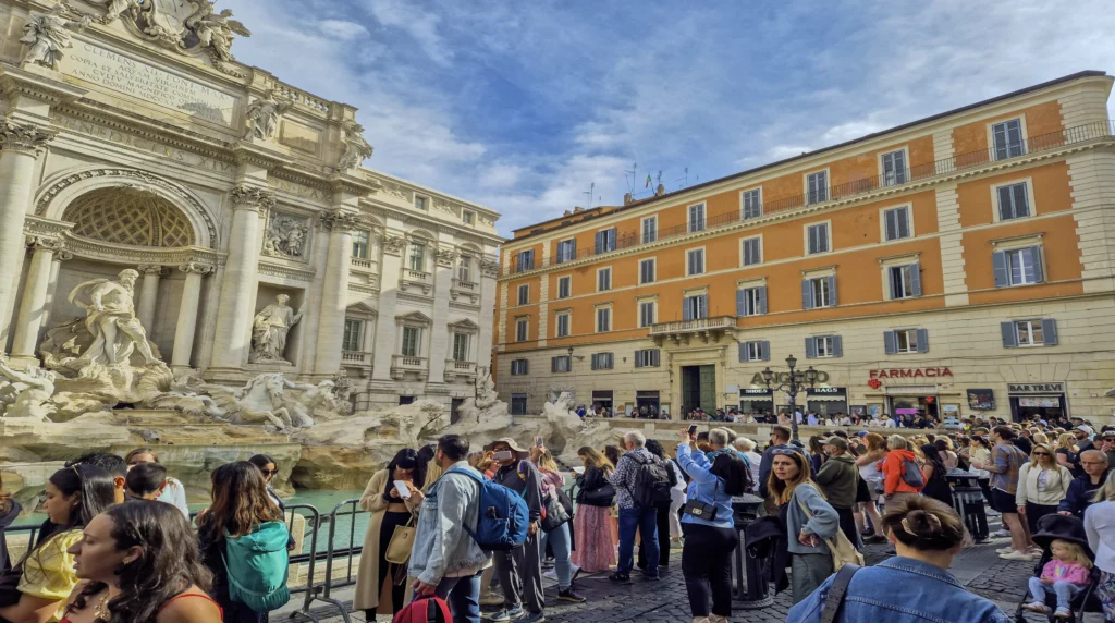 Menschenmengen am Trevi-Brunnen in Rom