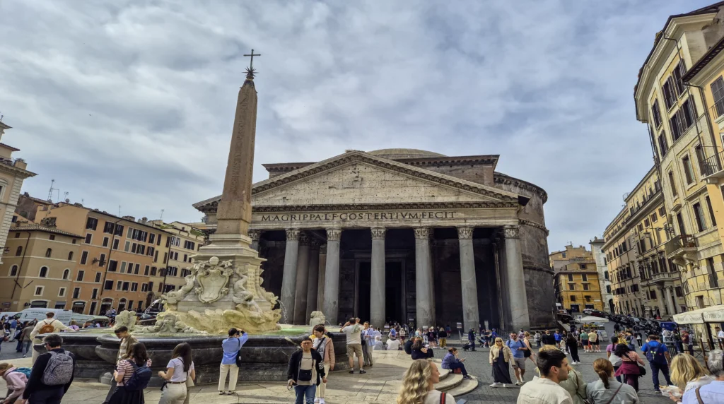 Eingang zum Pantheon in Rom