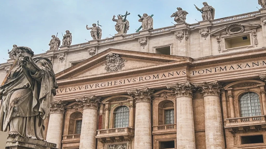 Fassade des Petersdoms