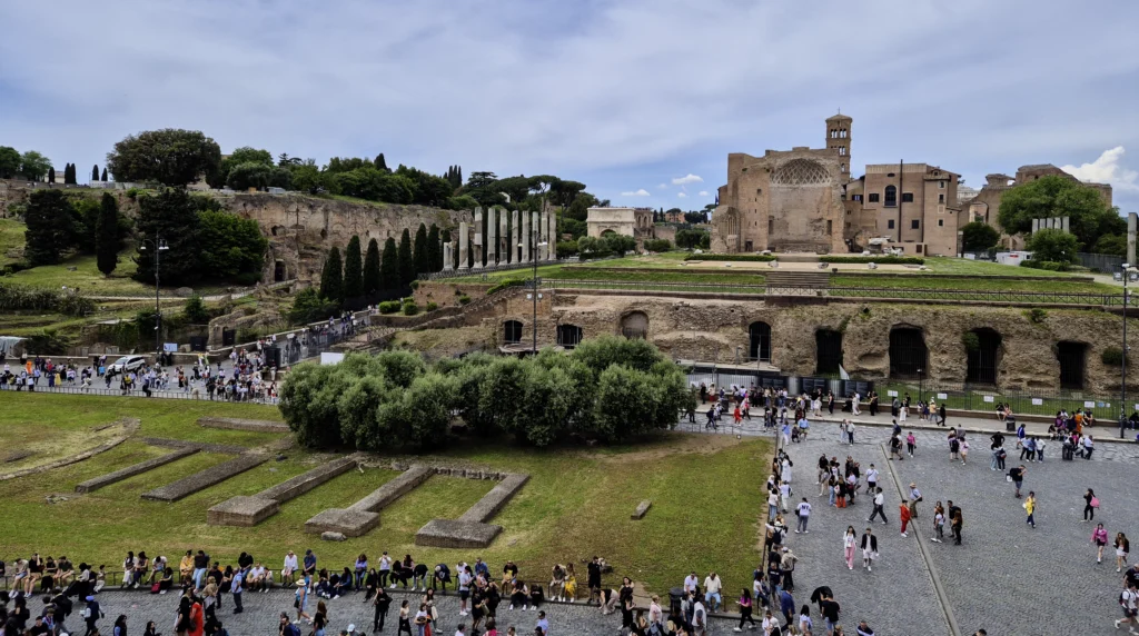 uitzicht vanuit het Colosseum op het Forum Romanum