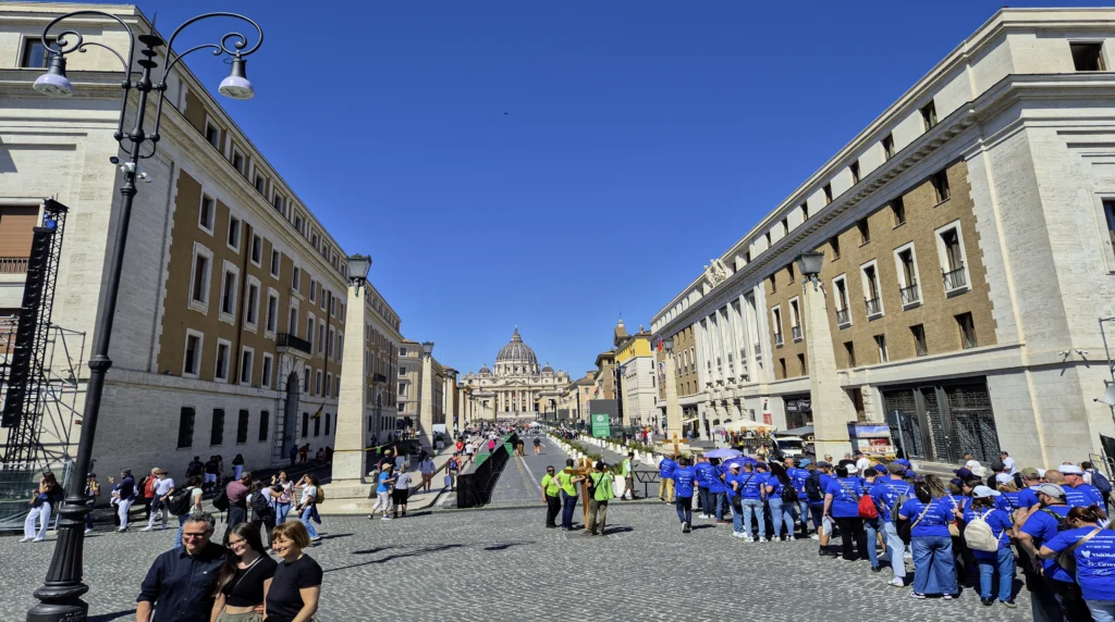 Warteschlange vor dem Petersdom in Rom