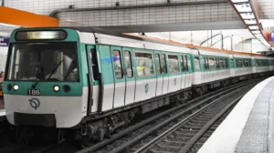How to travel by metro in Paris