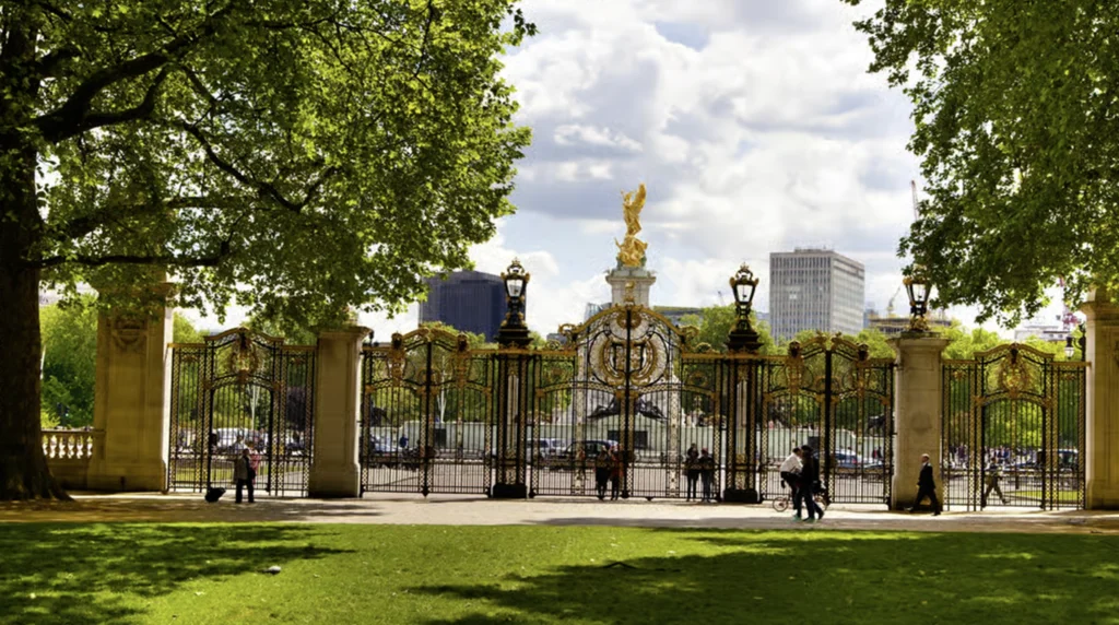 Eingang zum Buckingham Palace in London