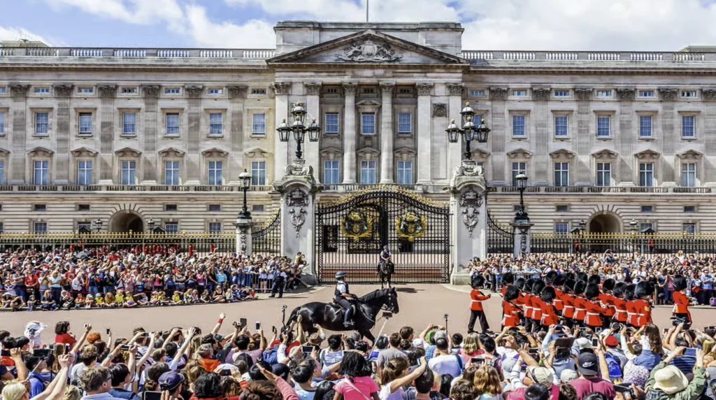 Menschenandrang am Buckingham Palace