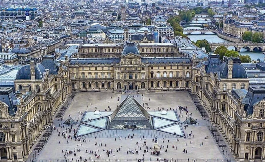 louvre in parijs-paris