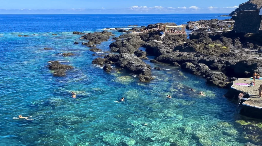 Natuurlijke zwembaden op Tenerife Natural 
pools in Tenerife 
Natürliche Pools auf Teneriffa
El Caletón