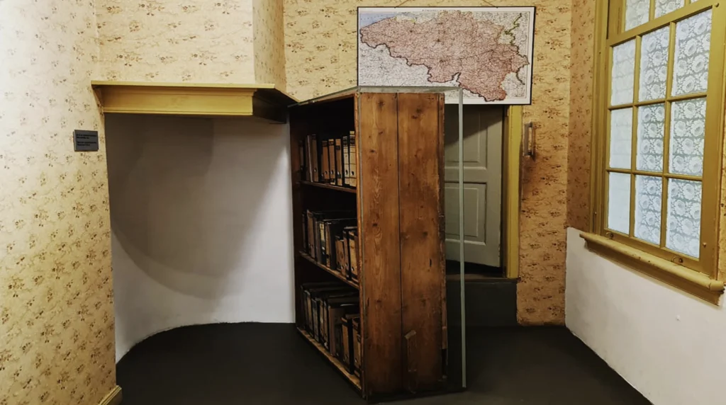 doorgang achter de boekenkast van het Anne Frank Huis