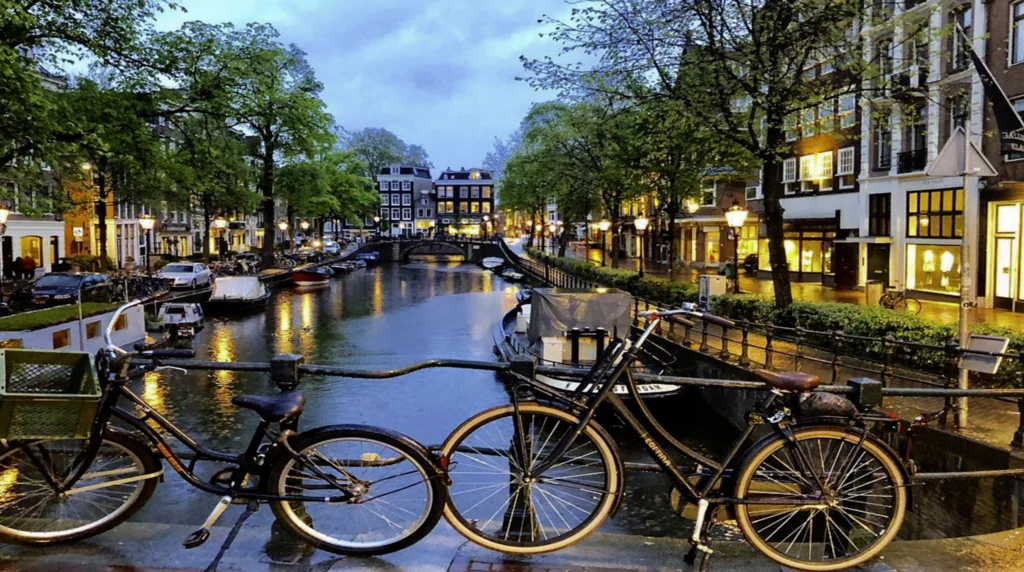 Travel cheaply through Amsterdam