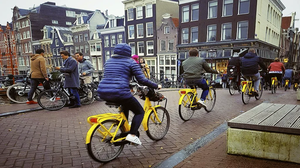 Travel cheaply through Amsterdam by bicycle